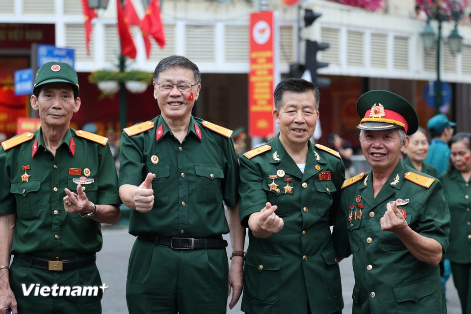 Dù đi quãng đường khá xa nhưng các bác rất hào hứng và phấn khởi. (Ảnh: Minh Sơn/Vietnam+)