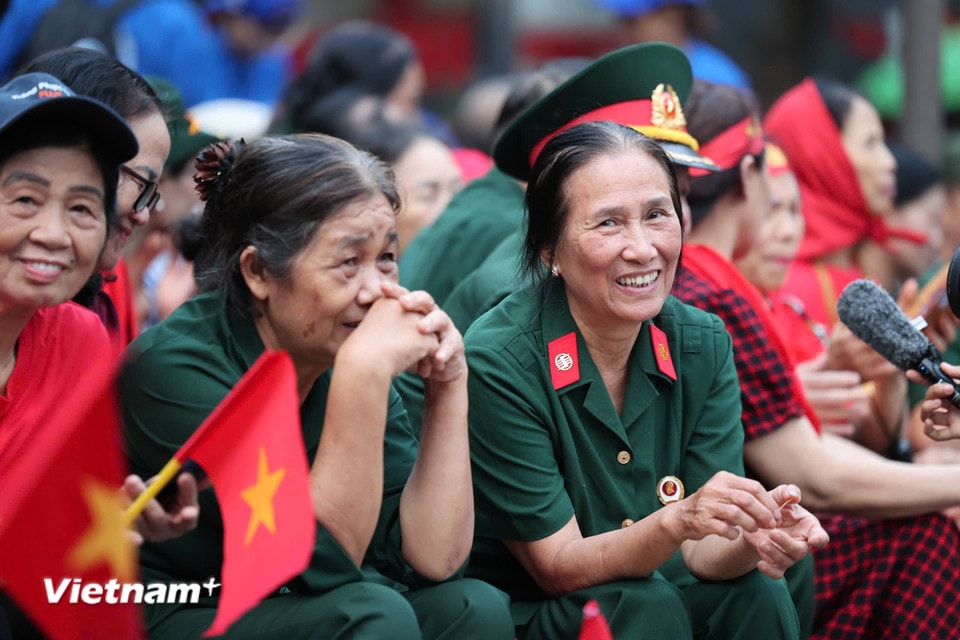 Các bác rất háo hức và phấn khởi. (Ảnh: Minh Sơn/Vietnam+)