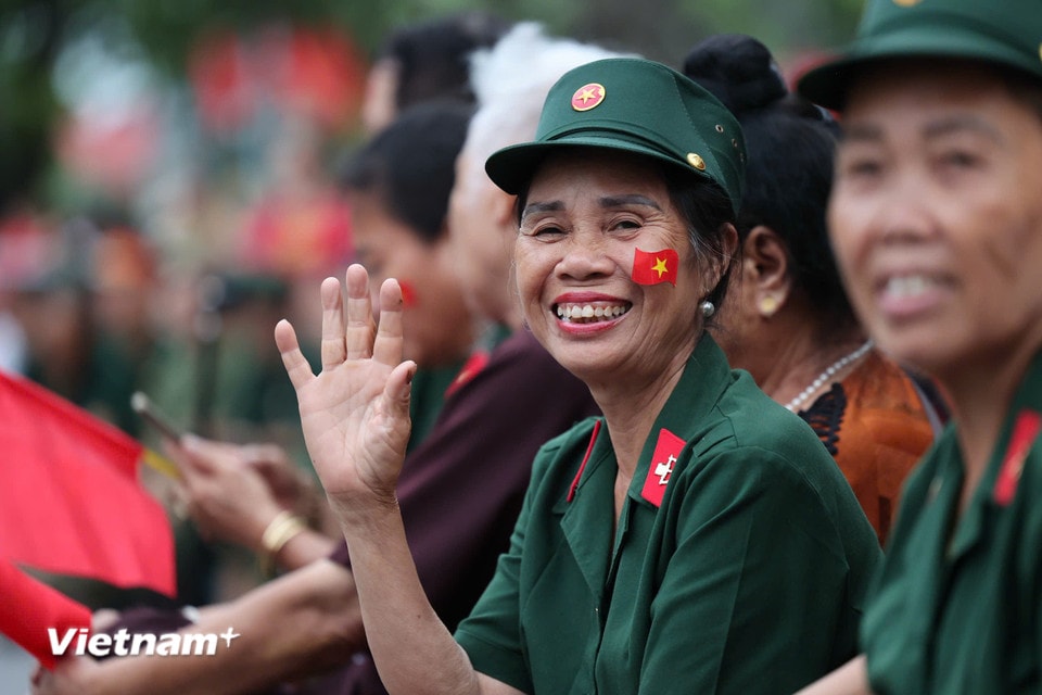 Dù đi quãng đường khá xa nhưng các bác rất hào hứng và phấn khởi. (Ảnh: Minh Sơn/Vietnam+)
