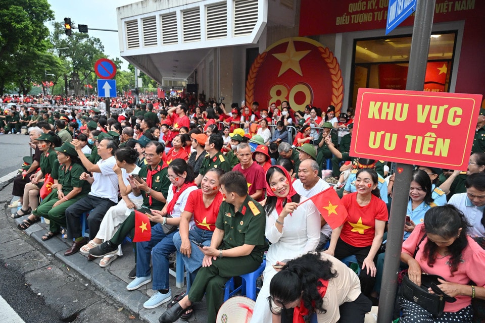 Ngay từ sáng sớm hàng trăm cựu chiến binh tại Hưng yên đã được mời đến khu vực Tràng Tiền để tham dự lễ tổng duyệt diễu hành, diễu binh. (Ảnh: Minh Sơn/Vietnam+)
