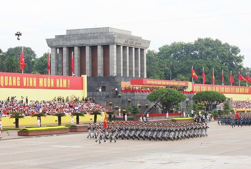 Khối chiến sỹ đặc nhiệm dù diễu qua Lễ đài. (Ảnh: TTXVN)