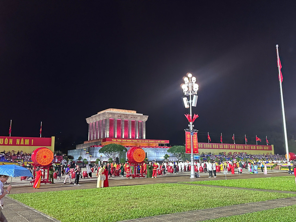 Quảng Trường Ba Đình lúc 4 giờ 30 phút sáng trước giờ tổng duyệt. (Ảnh: Thuỳ Giang/Vietnam+)
