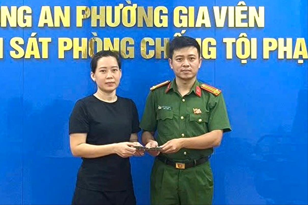 Công an phường Gia Viên tìm lại 50 triệu đồng đánh rơi trên phố cho người dân