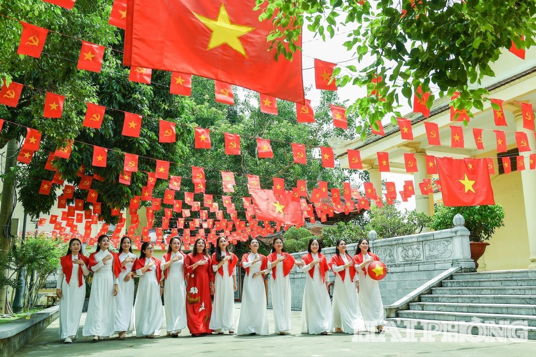 建国記念日を祝う旗や花が至る所で飾られています。写真:タン・チュン