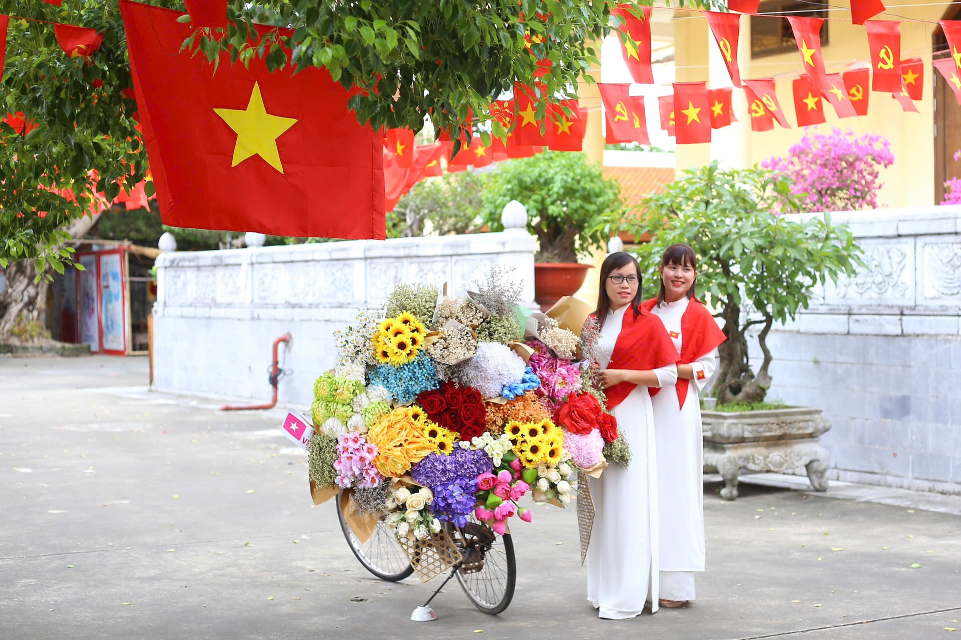 Bảo tàng Hải Phòng cơ sở 2 bố trí không gian check-in rực rỡ cờ hoa phục vụ người dân tham quan, chụp ảnh dịp Quốc khánh 2/9.