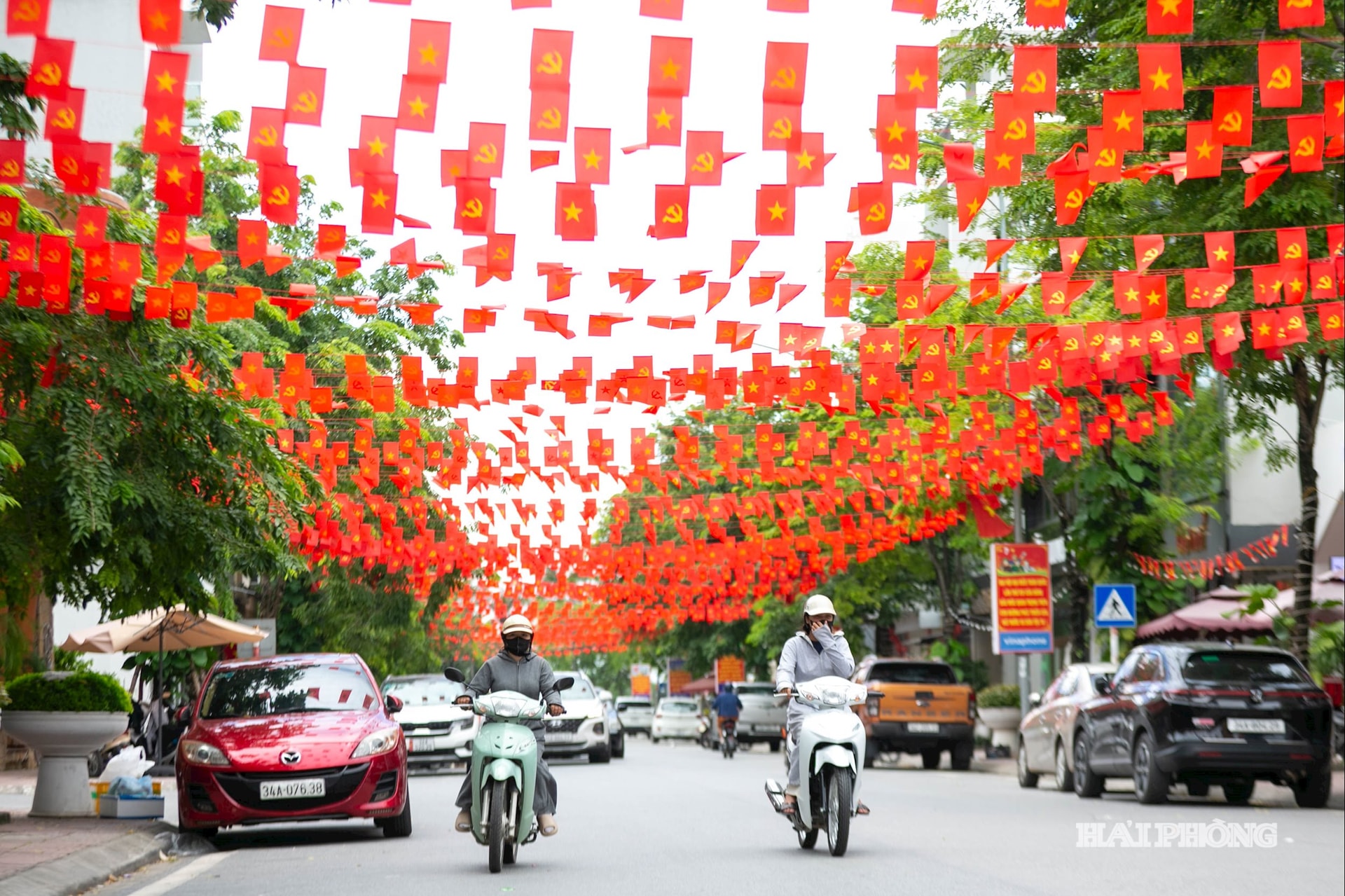 Tuyến phố Bà Triệu (phường Chu Văn An) những ngày này rợp sắc cờ hoa, tạo nên không khí rộn ràng mừng Tết Độc lập