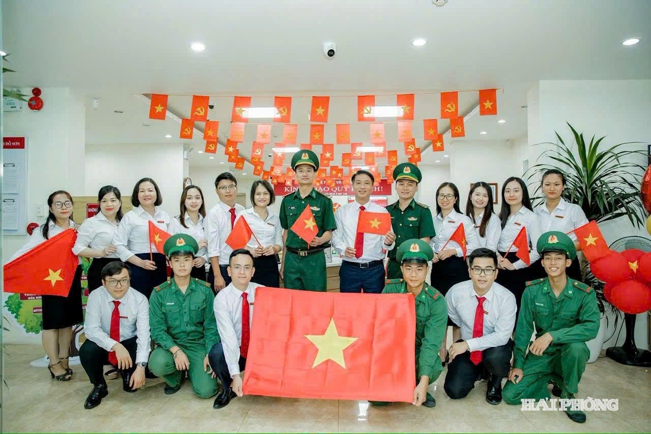 Cán bộ, chiến sĩ Đồn Biên phòng Đồ Sơn trang hoàng cờ hoa tại khu vực đơn vị, tạo không khí rộn ràng dịp Quốc khánh 2/9 
