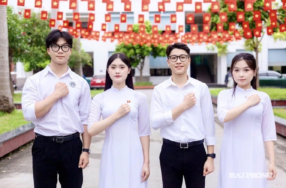 Sinh viên Trường Đại học Hải Phòng hào hứng check-in, lưu giữ khoảnh khắc tại sân trường rợp sắc cờ hoa, pano, khẩu hiệu 