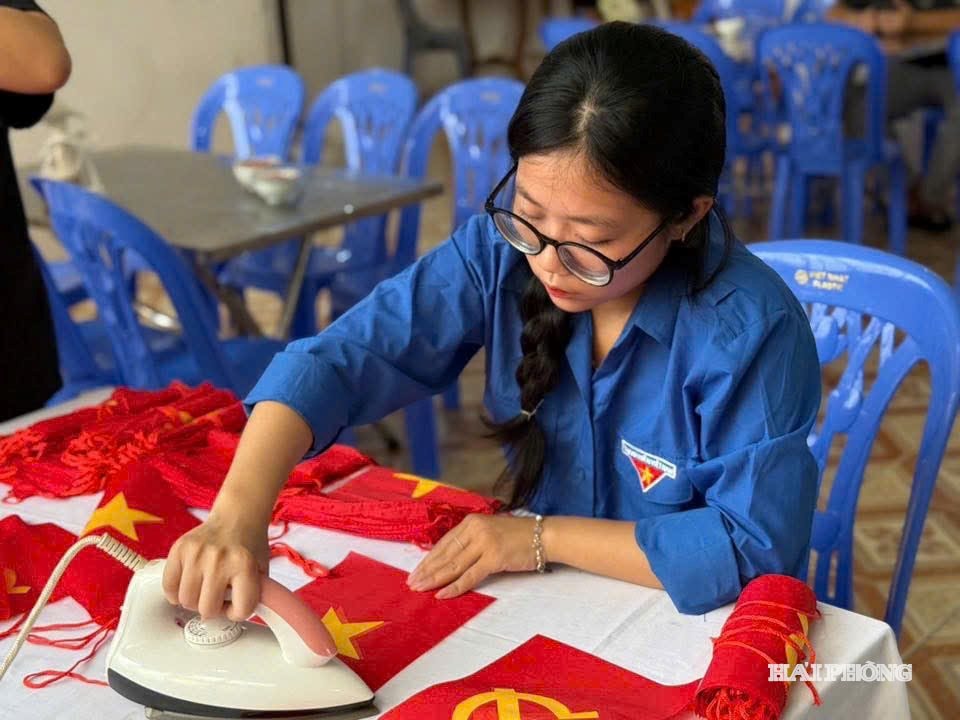 Đoàn viên Đoàn Thanh niên Trường Đại học Hải Phòng chuẩn bị cờ Tổ quốc để trang trí tại đặc khu Bạch Long Vĩ