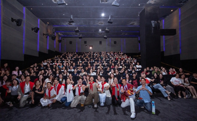 Êkíp phim Mưa đỏ (hàng đầu) giao lưu với khán giả Hà Nội trong buổi cine-tour hôm 28/8. Ảnh: Thanh Huyền