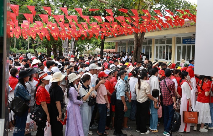 Người dân xếp hàng vào khu chờ gửi đồ trước khi vào Lăng. Ảnh: Đức Đồng