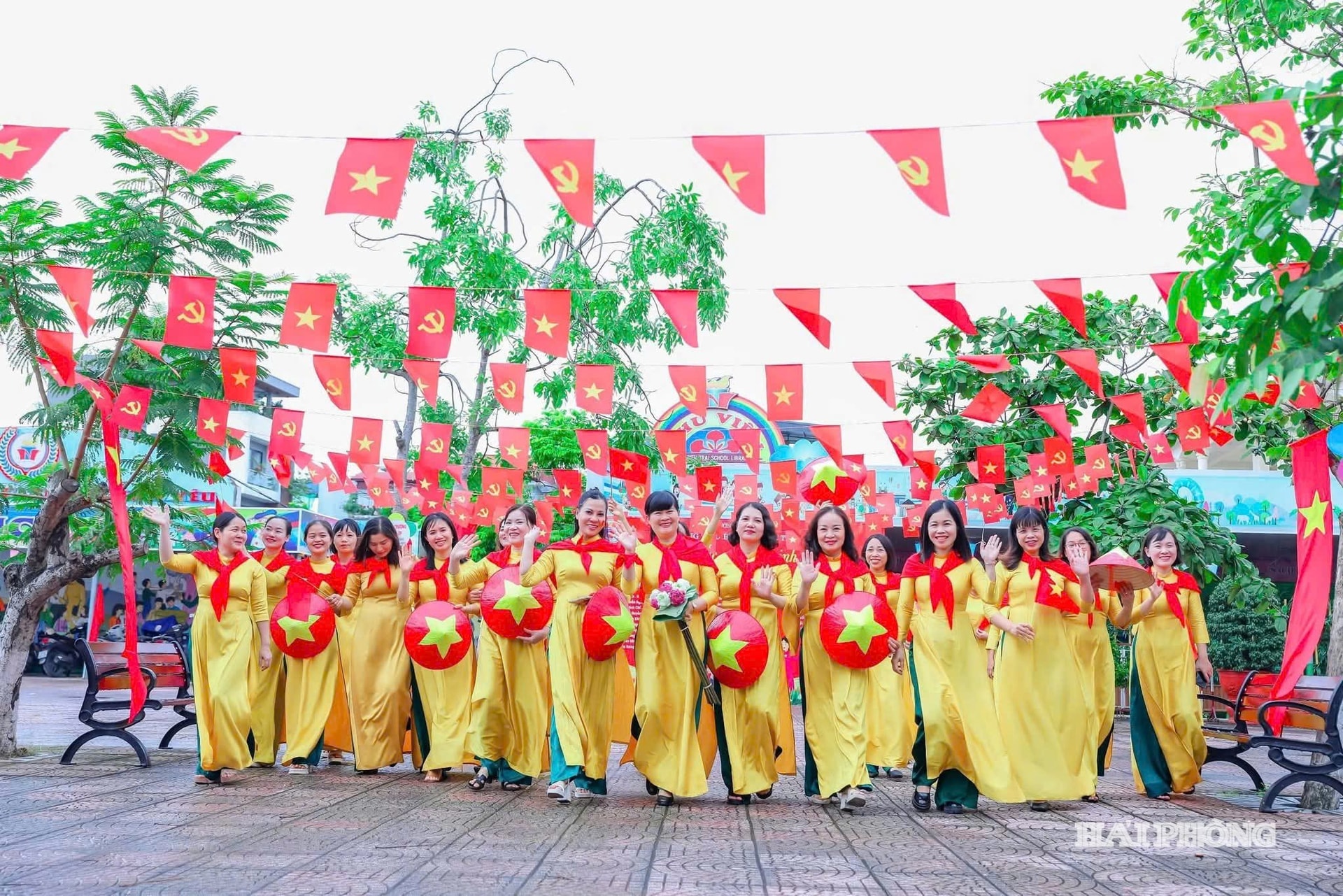 Cán bộ, giáo viên Trường tiểu học Nguyễn Trãi (phường Hồng Bàng) hân hoan chào đón ngày Quốc khánh 