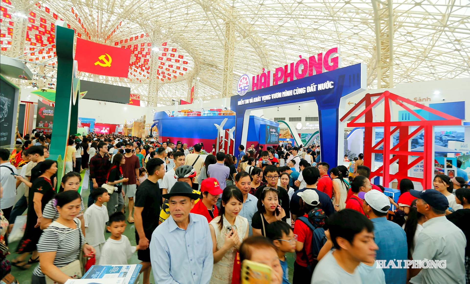 Hai Phong city's exhibition booth attracts a large number of people and tourists.