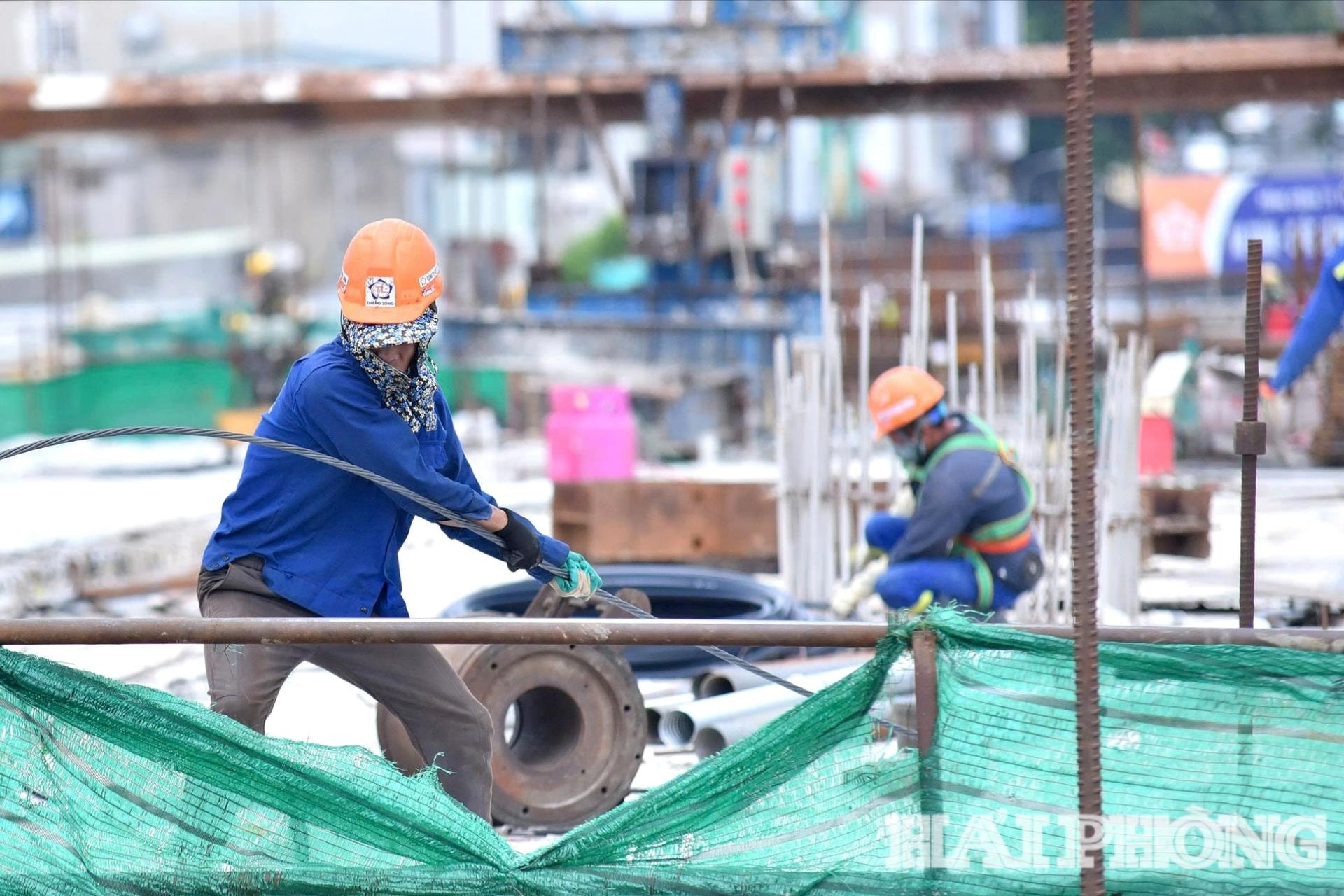 Trên công trường, công nhân làm việc cả ngày lẫn đêm.