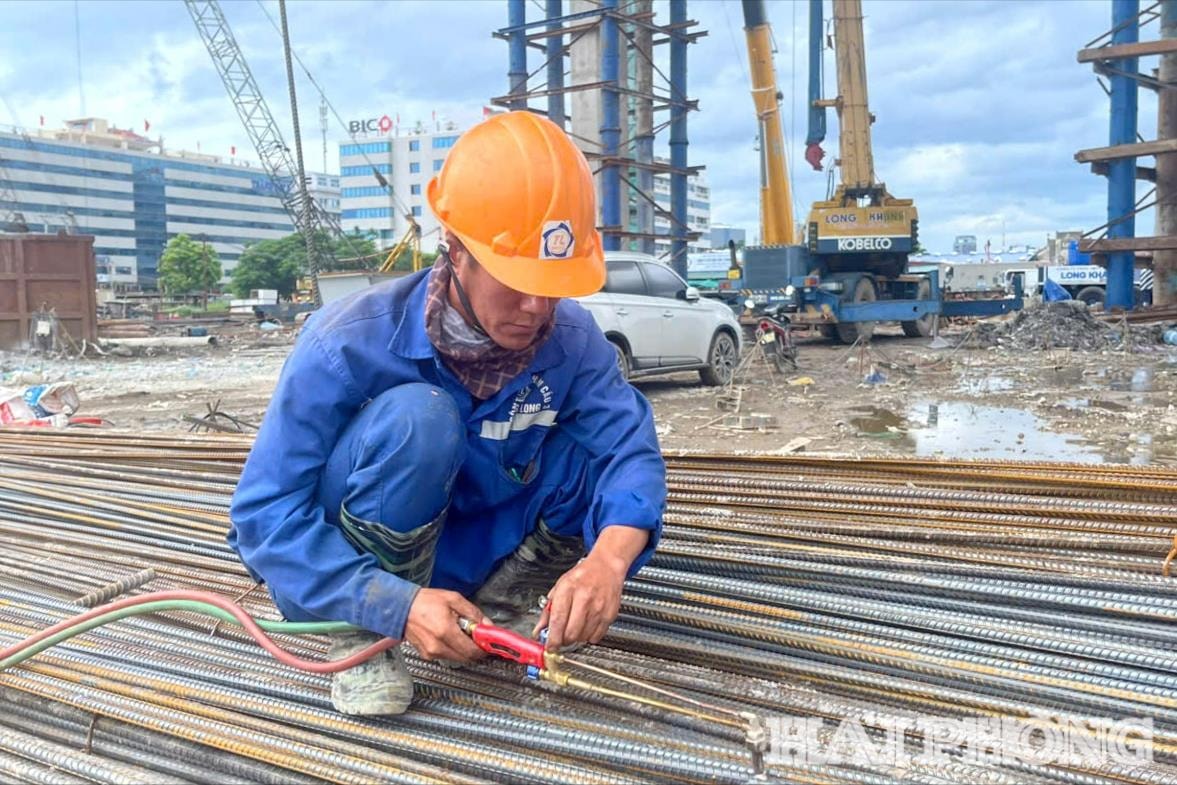 “Tham gia thi công cầu Nguyễn Trãi từ đầu năm 2025 và từ đó đến nay tôi chưa về quê thăm gia đình. Ngày lễ, thấy bạn bè, người thân được nghỉ ngơi, tụ tập cũng nhớ lắm, nhưng nghĩ tới công trình mình góp sức sẽ sớm xong, nối nhịp bờ vui, anh em lại có thêm động lực bám trụ. Tôi sẽ gom tiền thưởng lễ để gửi về cho vợ lo cho các con vào năm học mới”, công nhân Phan Văn Tình, ở tỉnh Thanh Hóa nói.
