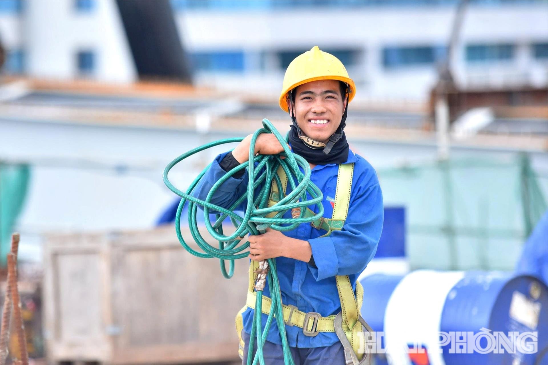 “Mặc dù làm xuyên lễ có phần vất vả, bù lại chúng tôi nhận được sự quan tâm, hỗ trợ từ nhà thầu. Quan trọng nhất là niềm tự hào khi được góp sức vào công trình trong điểm của thành phố Hải Phòng, mỗi người một việc và mong chờ cầu Nguyễn Trãi sớm được đưa vào sử dụng”, công nhân Vàng A Phong, ở tỉnh Điện Biên chia sẻ.