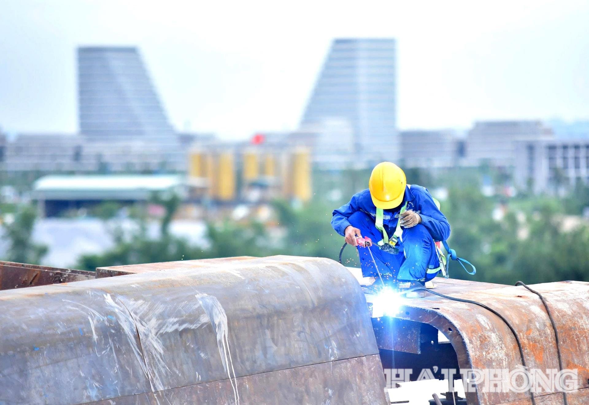 Các kĩ sư, công nhân bám công trường thi công cầu Nguyễn Trãi và chỉnh trang đô thị vùng phụ cận thi công xuyên lễ 2/9.