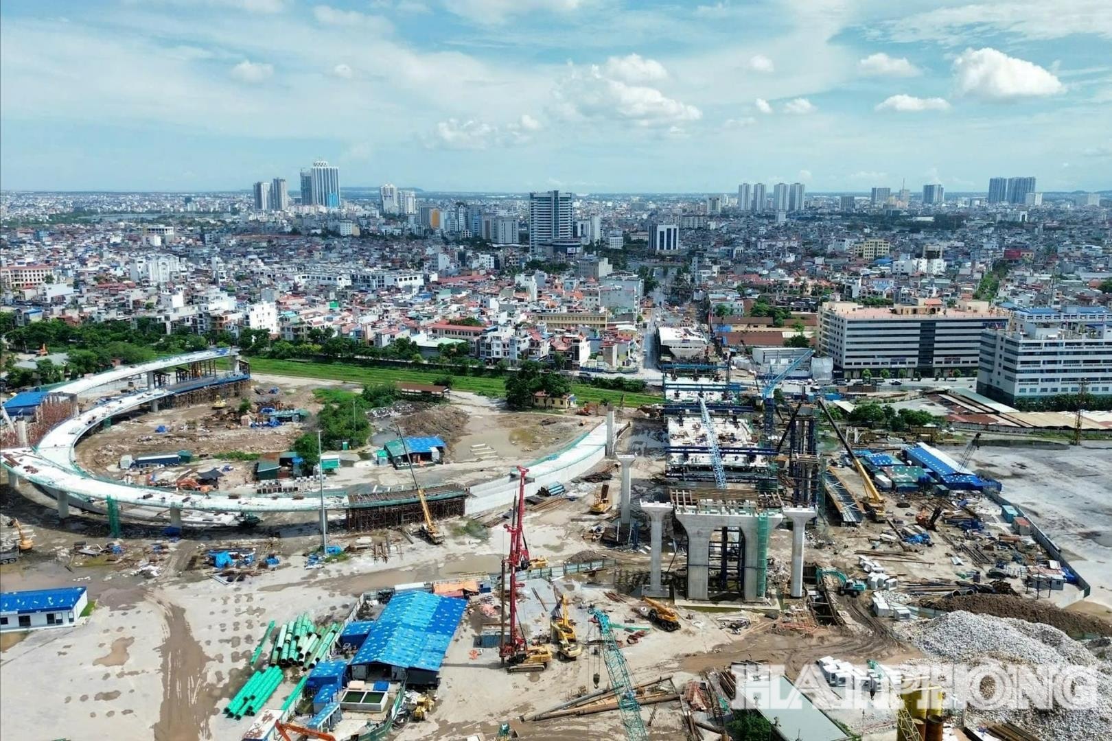 Ngày 1/9, gần 300 kĩ sư, công nhân miệt mài “ăn công trường, ngủ công trường”, giữ guồng tiến độ dự án thi công cầu Nguyễn Trãi thuộc địa bàn 2 phường Ngô Quyền và Thuỷ Nguyên.