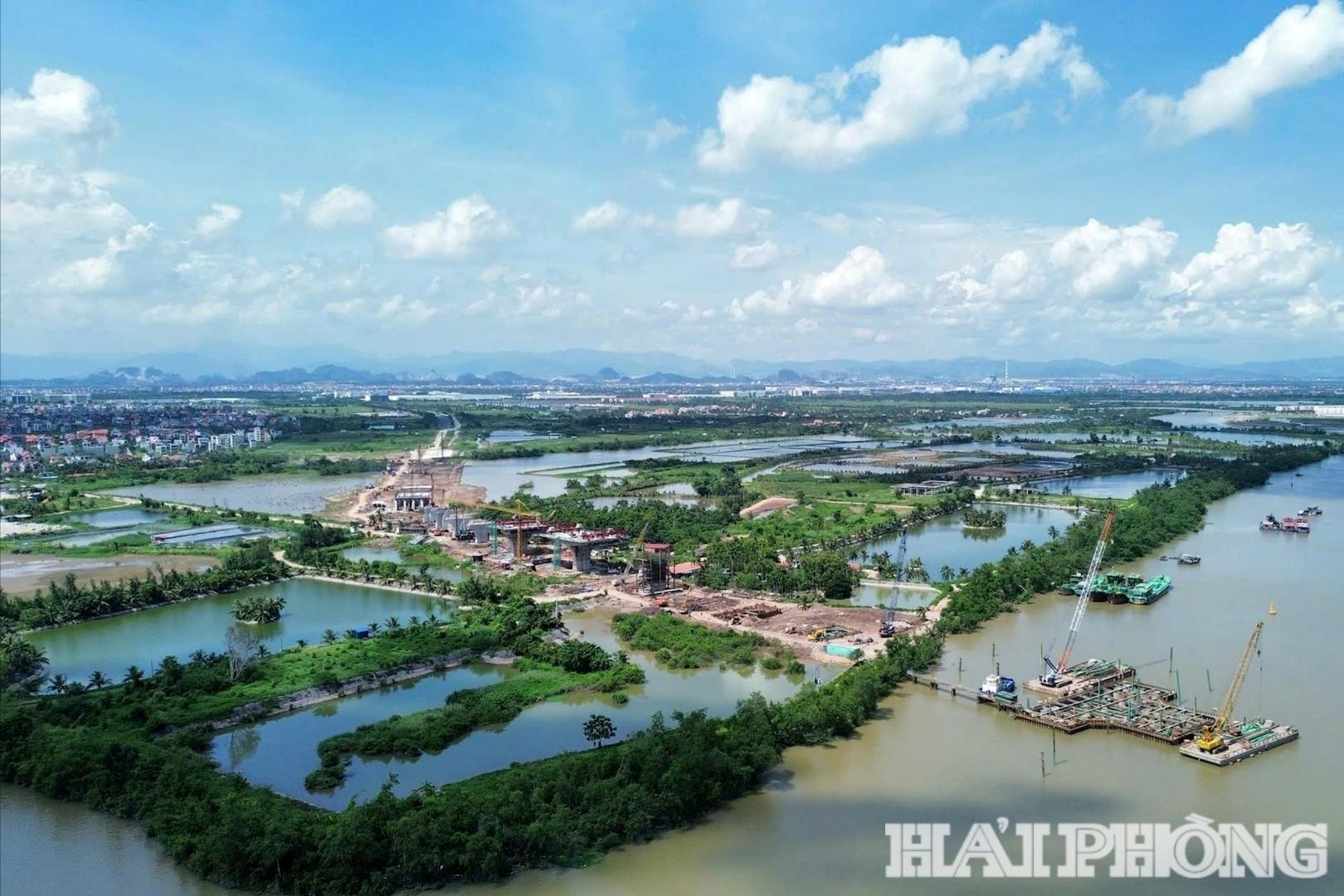 Bên phía bờ phường Thủy Nguyên không khí lao động cũng diễn ra hối hả.