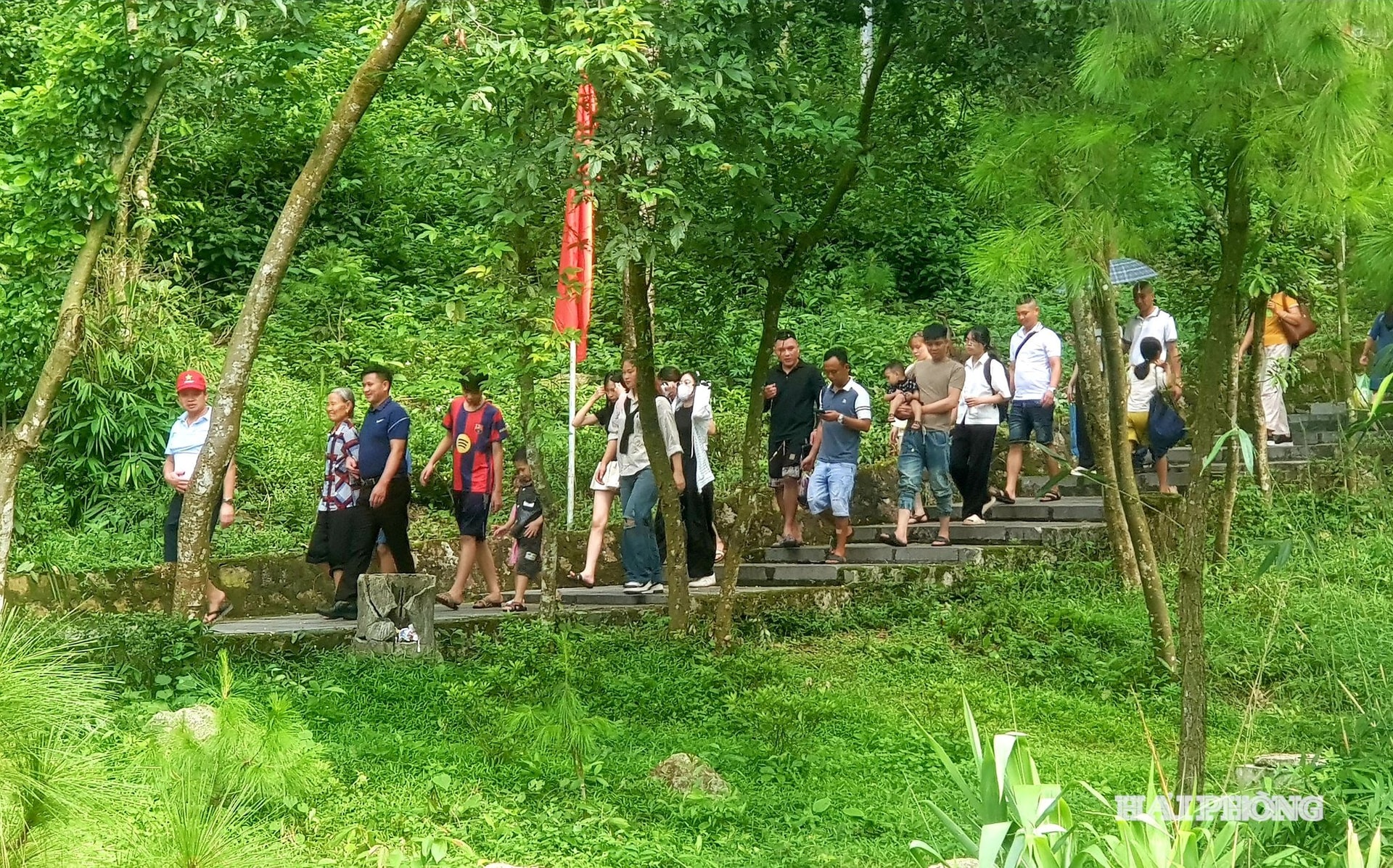 Do thời tiết thuận lợi, rất đông du khách tìm về Côn Sơn tham quan, picnic và trải nghiệm thiên nhiên trong lành
