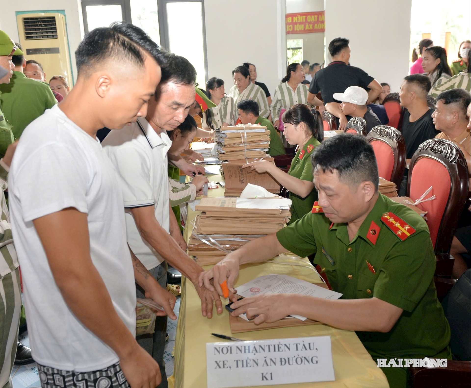 Các phạm nhân được đặc xá làm thủ tục nhận giấy tở tùy thân trở về hòa nhập với cộng đồng.