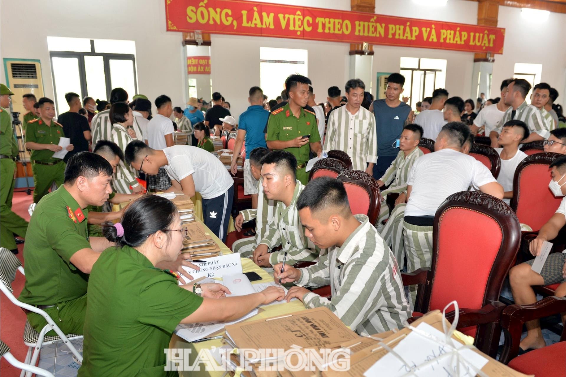 Cán bộ trại giam Xuân Nguyên hoàn thành các thủ tục cấp giấy chứng nhận đặc xá để phạm nhân về với gia đình