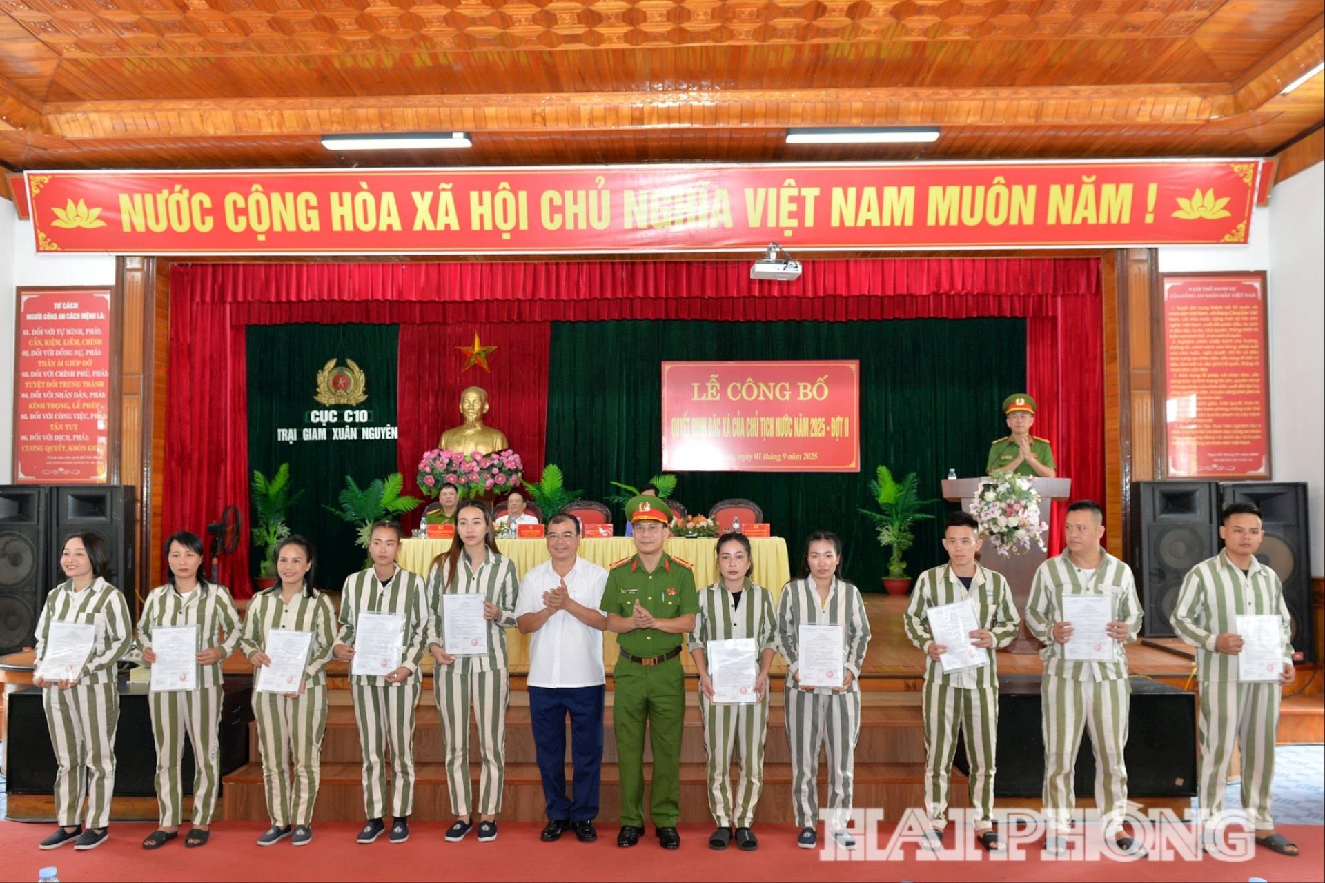 Đồng chí Nguyễn Minh Hùng, Phó chủ tịch UBND thành phố trao quyết định đặc xá tới các phạm nhân