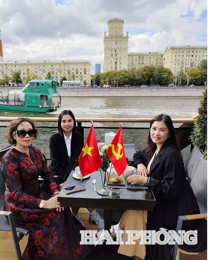 Chị Dương Diệu Hương (ở giữa) cùng gia đình đón Quốc khánh tại Moskva, Nga (ảnh nhân vật cung cấp).