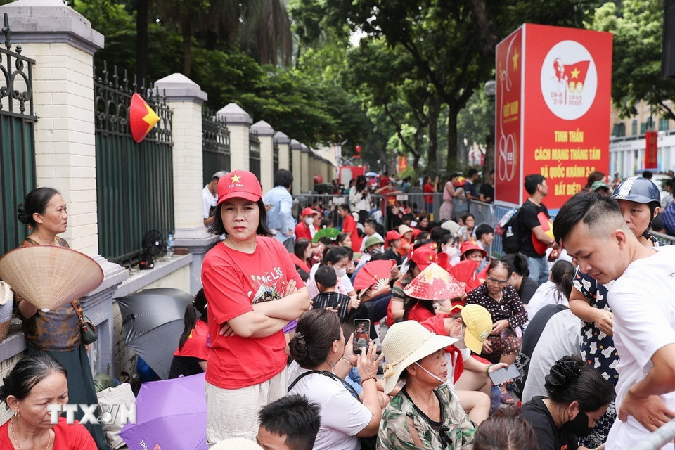 Ngã tư giao giữa Hùng Vương-Trần Phú (Hà Nội) đã chật kín người dân ngồi giữ chỗ. (Ảnh: Lê Đông/TTXVN)