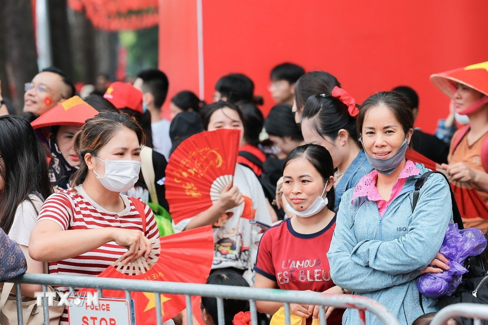 Ngã tư giao giữa Hùng Vương-Trần Phú (Hà Nội) đã chật kín người dân ngồi giữ chỗ. (Ảnh: Lê Đông/TTXVN)