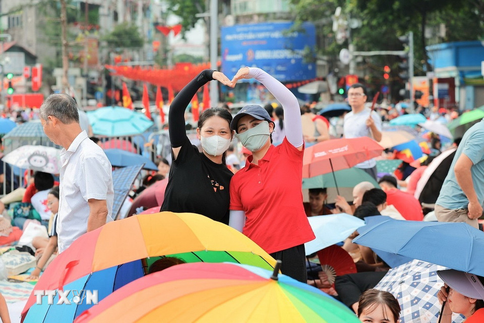 Ngã tư giao giữa Hùng Vương-Trần Phú (Hà Nội) đã chật kín người dân ngồi giữ chỗ. (Ảnh: Lê Đông/TTXVN)