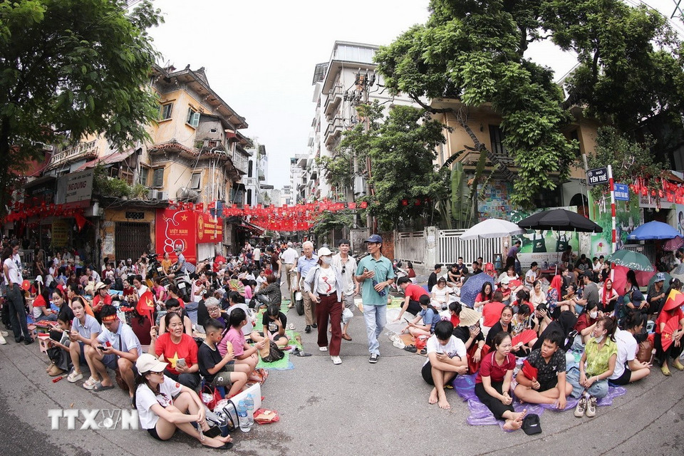 Tuyến phố Nguyễn Thái Học (Hà Nội) chật kín người dân xếp hàng chờ xem Lễ diễu binh, diễu hành kỷ niệm 80 năm Quốc khánh 2/9. (Ảnh: Lê Đông/TTXVN)