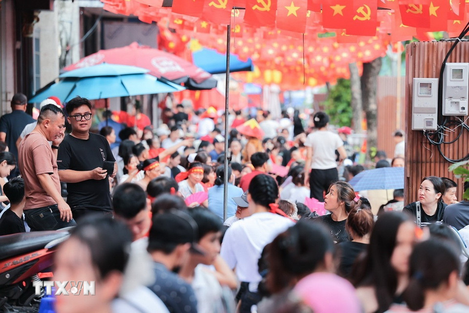 Tuyến phố Nguyễn Thái Học (Hà Nội) chật kín người dân xếp hàng chờ xem Lễ diễu binh, diễu hành kỷ niệm 80 năm Quốc khánh 2/9. (Ảnh: Lê Đông/TTXVN)