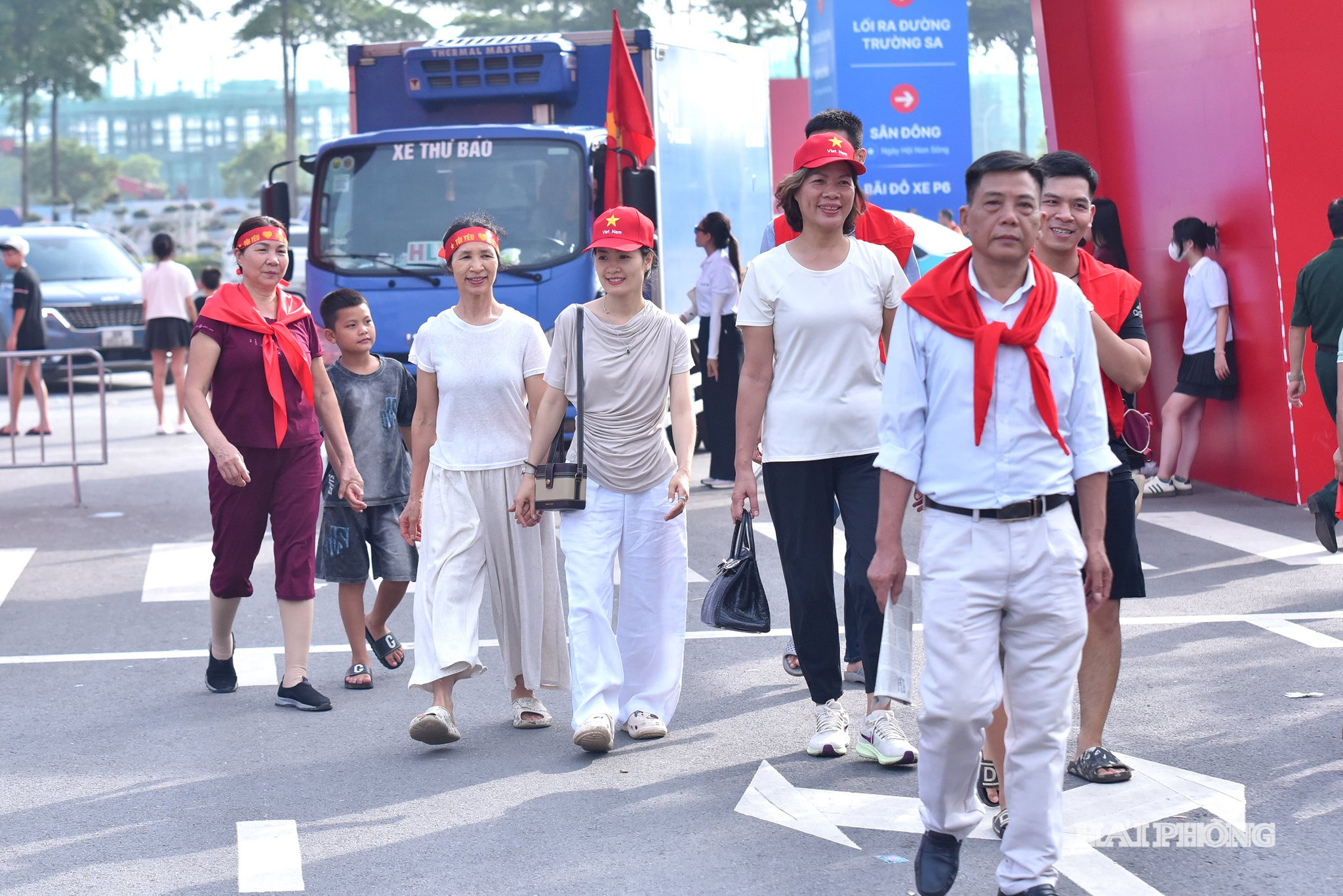 Gia đình anh Phạm Viết Quang ở phường Lê Chân (Hải Phòng) đi từ 4 giờ sáng 1/9 để tham quan Triển lãm thành tựu đất nước.