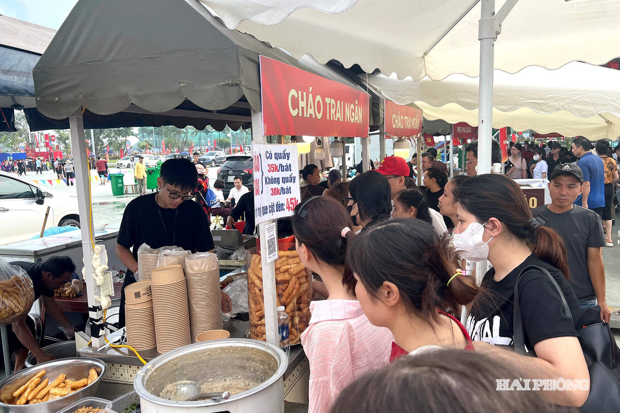 Cháo trai và bánh mỳ que Cột Đèn của Hải Phòng là món ăn thu hút sự quan tâm của đông đảo người dân và du khách tham quan triển lãm.