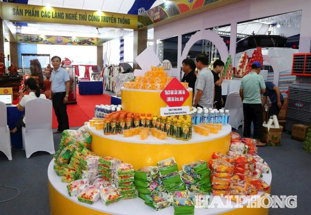 Khu vực trưng bày nông sản tiêu biểu và sản phẩm OCOP với 150 sản phẩm và nông sản đặc trưng.