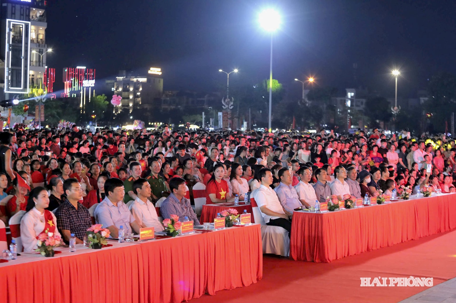 Các đại biểu dự chương trình tại Quảng trường Trung tâm Văn hóa xứ Đông. Ảnh: THÀNH CHUNG