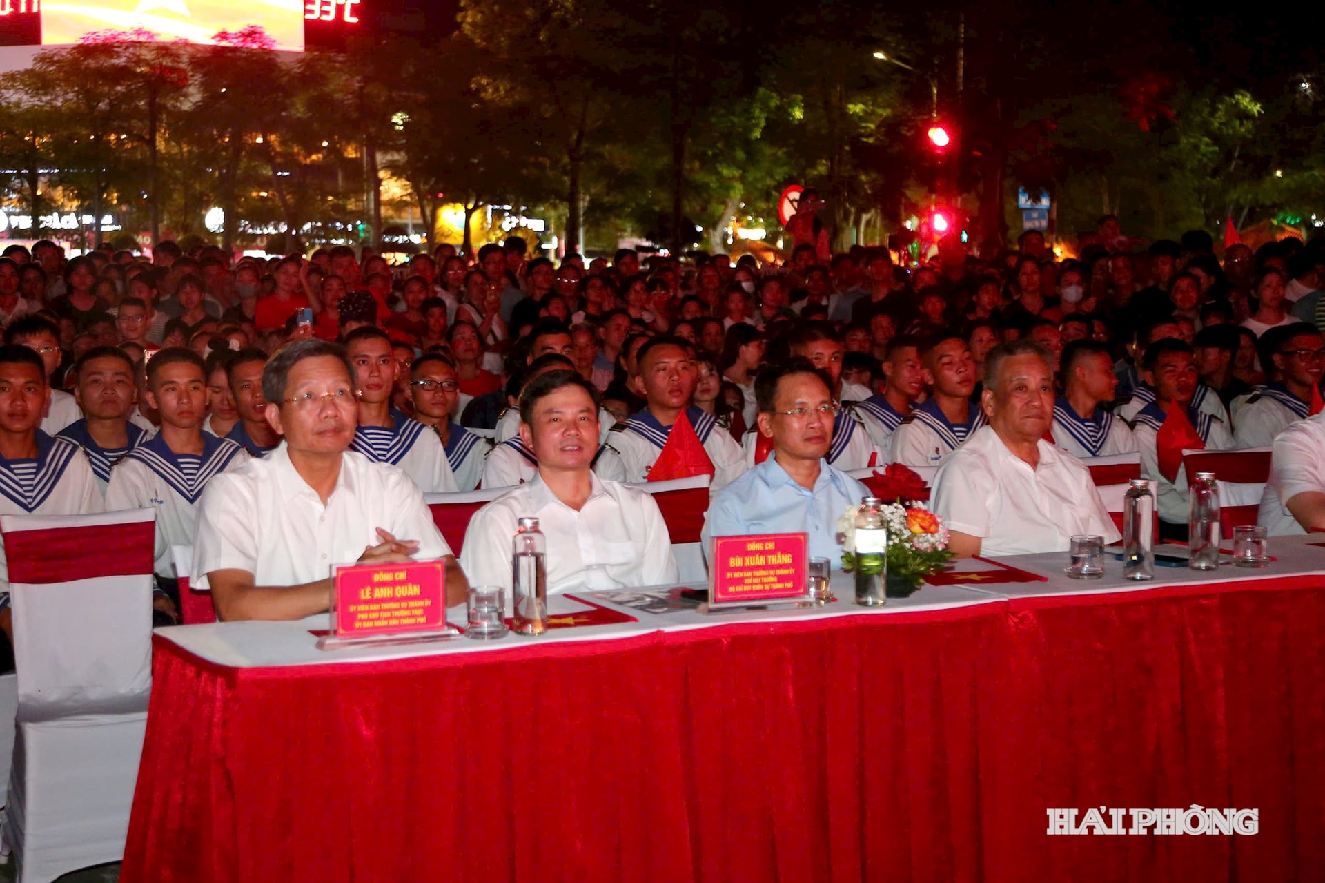 Các đại biểu dự tại quảng trường Nhà hát thành phố. Ảnh: ĐỖ HIỀN