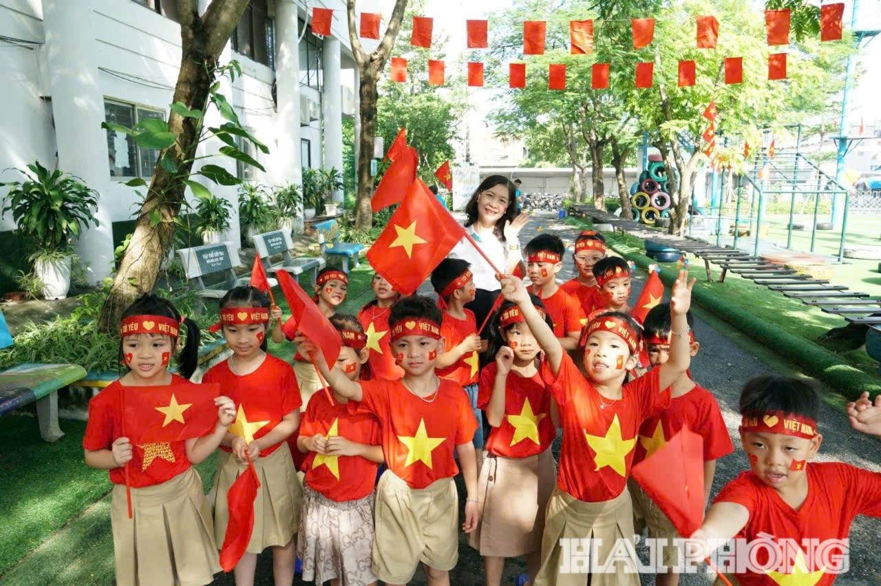 Cô trò trường Xanh Tuệ Đức chào mừng Quốc khánh 2-9.