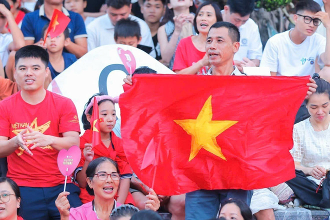 vna-potal-hang-van-trai-tim-chung-nhip-dap-huong-ve-quang-truong-ba-dinh-8250041.jpg
