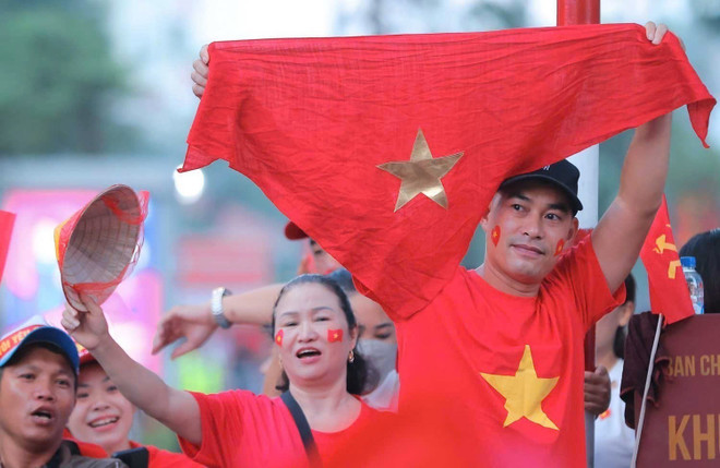 vna-potal-hang-van-trai-tim-chung-nhip-dap-huong-ve-quang-truong-ba-dinh-8250016.jpg