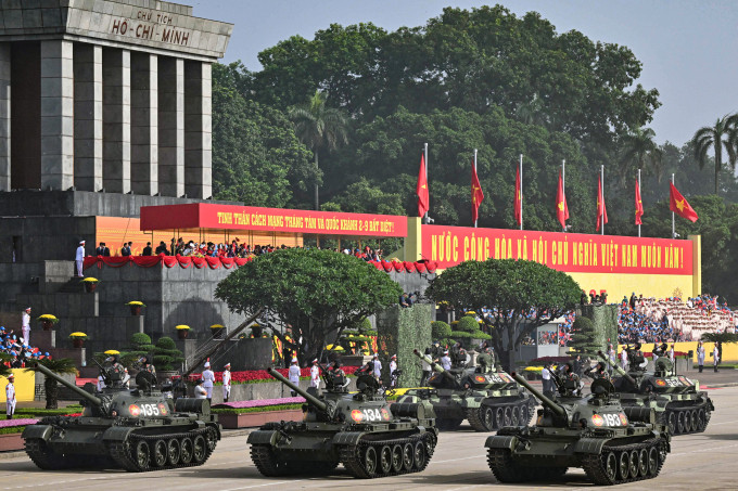 Phóng viên AFP chụp đội hình xe tăng T-55 di chuyển qua quảng trường Ba Đình trong lễ diễu binh ngày 2/9. Ảnh: AFP