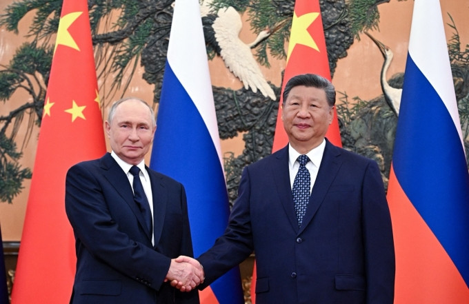 Tổng thống Nga Vladimir Putin (trái) và Chủ tịch Trung Quốc Tập Cận Bình tại Bắc Kinh ngày 2/9. Ảnh: AFP
