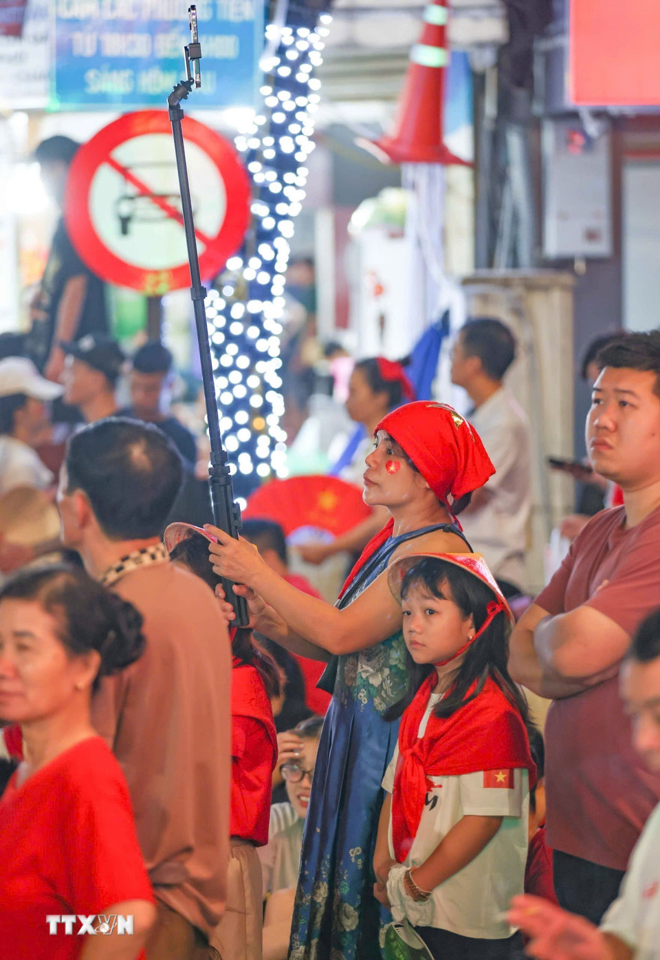 Người dân cùng nhau chờ thời khắc Lễ diễu binh, diễu hành kỷ niệm 80 năm Quốc khánh Cửa Nam. (Ảnh: Thanh Tùng/TTXVN)