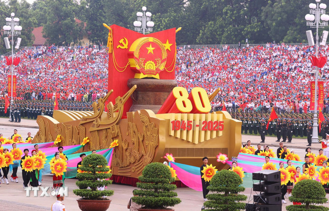 Xe mô hình Quốc huy nước Cộng hòa xã hội chủ nghĩa Việt Nam đi đầu khối diễu binh, diễu hành. (Ảnh: TTXVN) ttxvn-dieu-binh-dieu-hanh-2-9-16.jpg