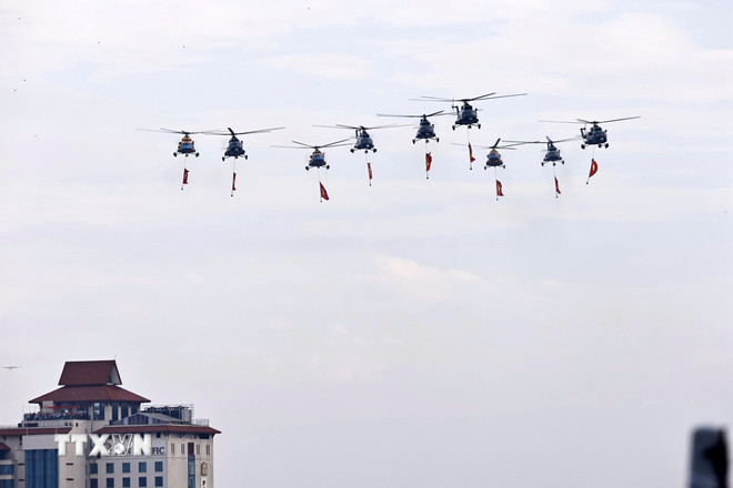 Màn trình diễn của biên đội máy bay trực thăng Mi-171, Mi-17, Mi-8 mang theo cờ Đảng, cờ Tổ quốc cùng 3 máy bay vận tải Casa C-295 và C-212i bay qua khu vực Quảng trường Ba Đình. (Ảnh: Doãn Tấn/TTXVN) ttxvn-dieu-binh-dieu-hanh-2-9-15.jpg