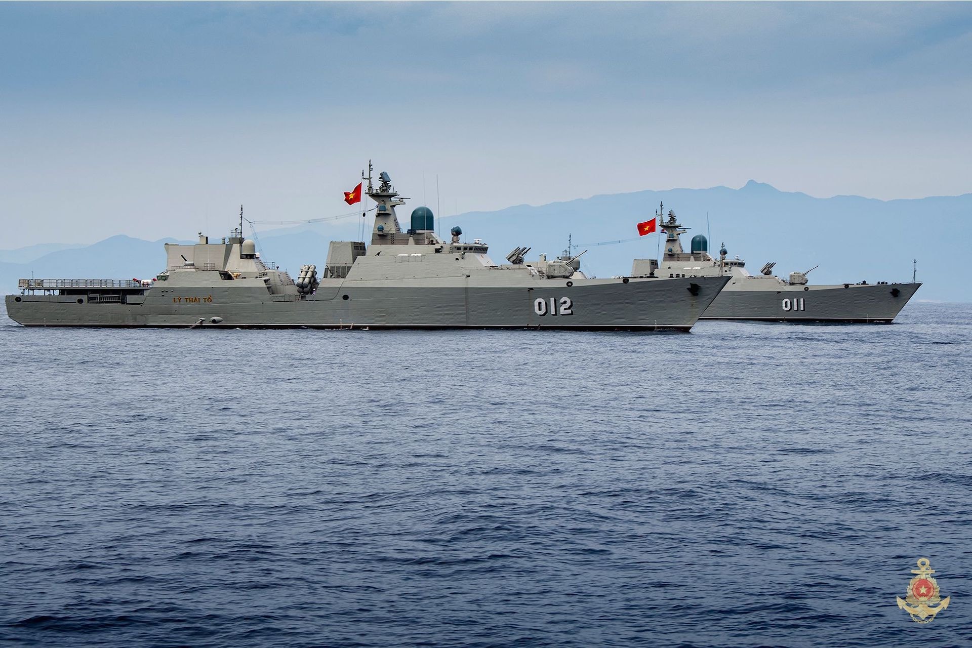 biên đội tàu hộ vệ tên lửa 3.9 tham gia diễu binh trên biển.jpg