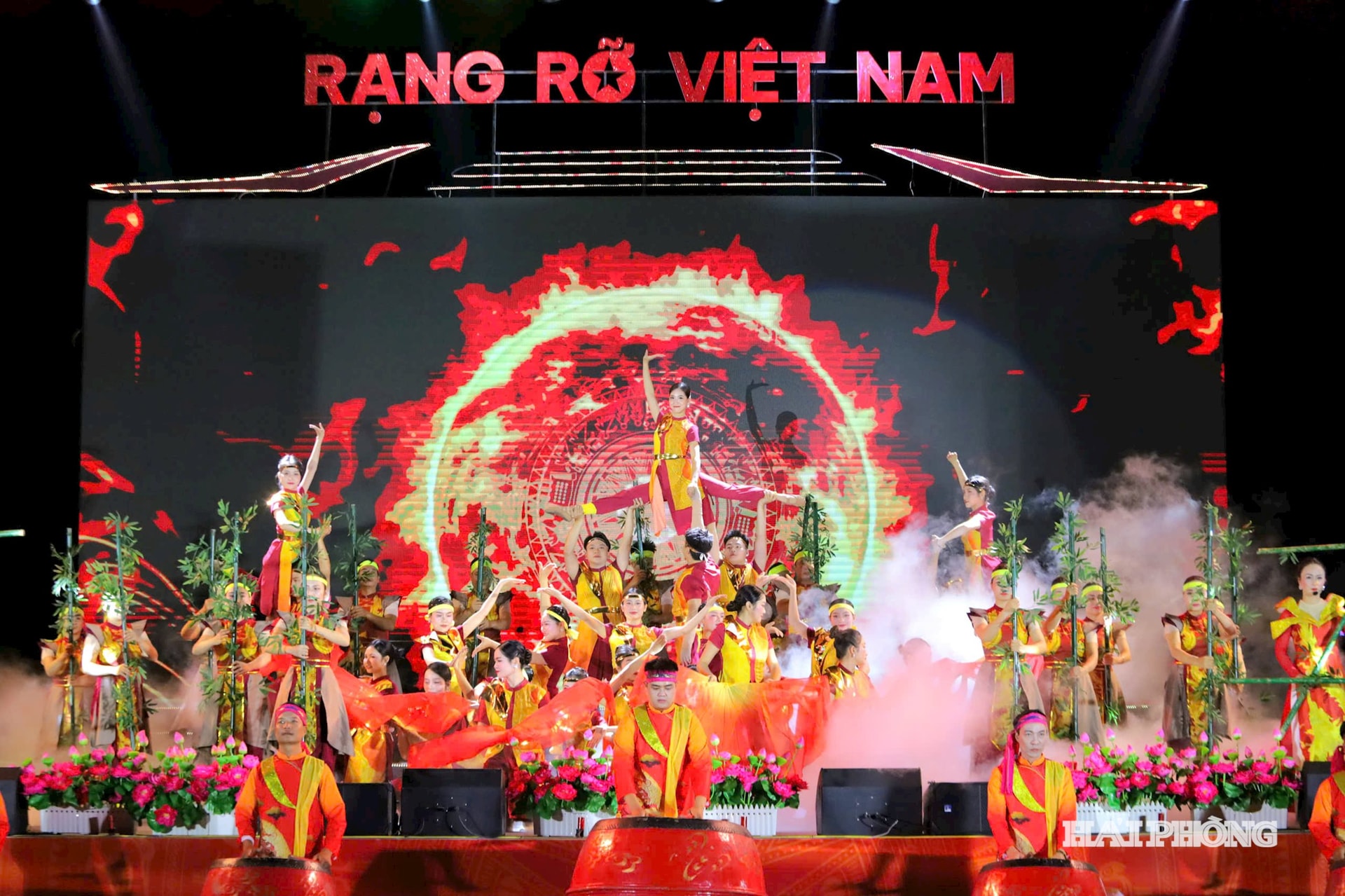 Tiết mục thể hiện khát vọng hùng cường trong thời đại mới. Ảnh: THÀNH CHUNG