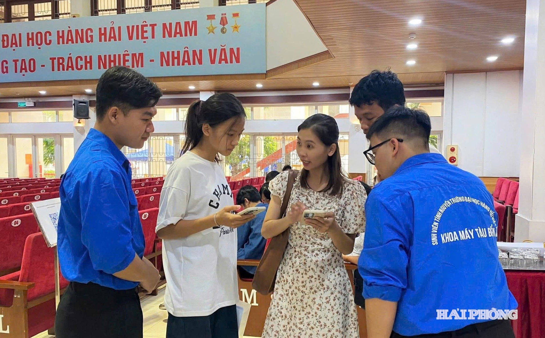 និស្សិតស្ម័គ្រចិត្តនៃសាកលវិទ្យាល័យសមុទ្រវៀតណាម គាំទ្រនិស្សិតថ្មីឱ្យបង់ប្រាក់តាម QR code