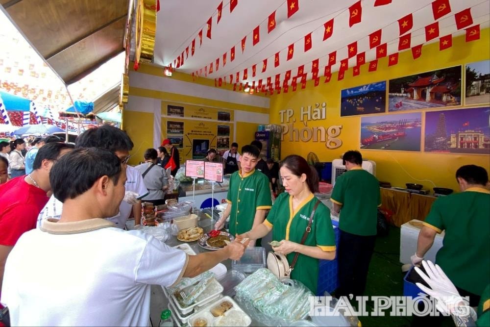 Du khách mua sắm sản phẩm tại các gian hàng của ngành nông nghiệp thành phố Hải Phòng. Trong ảnh: Khách hàng tham quan, mua chả rươi Tứ Kỳ.